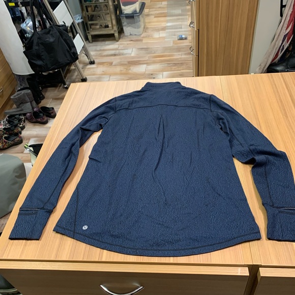 Lululemon outrun pullover 8 EUC - Picture 6 of 7
